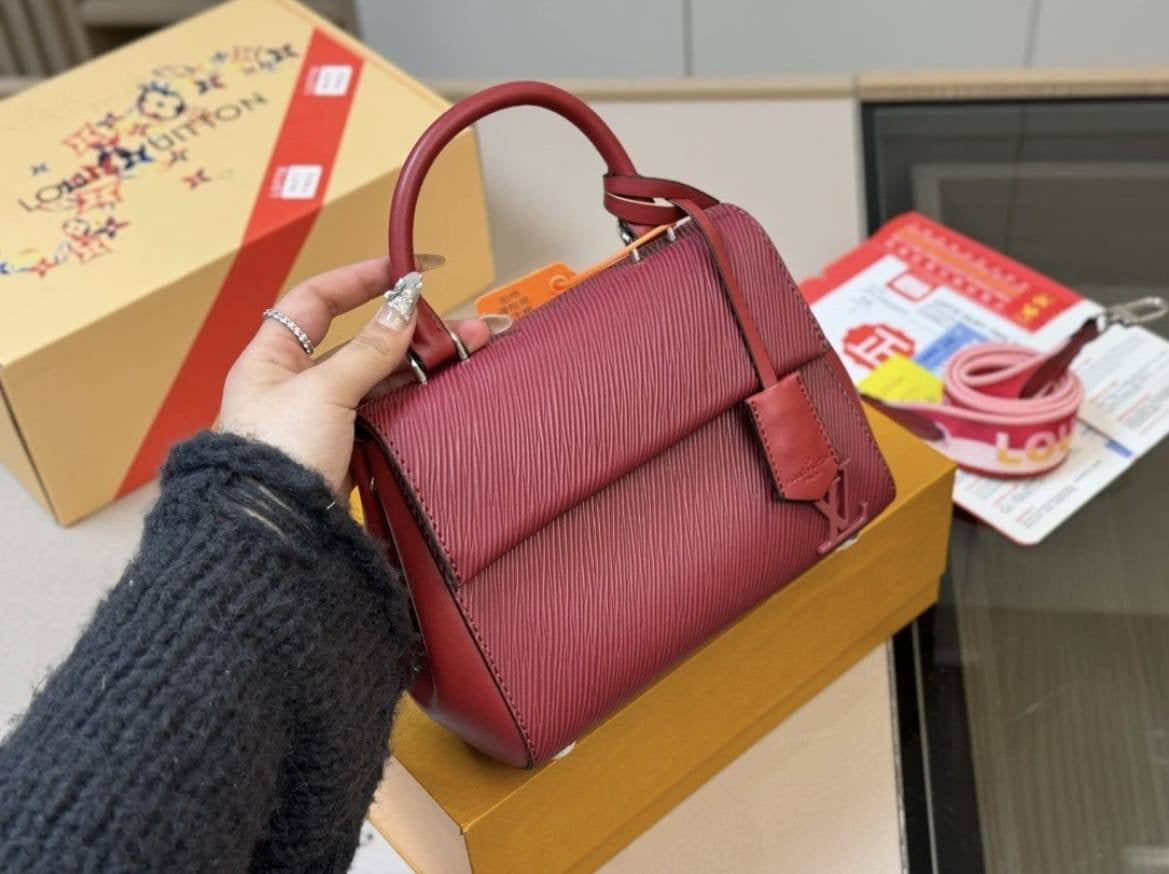 LV 
90 dhs🇦🇪

with box
🎁🎁🎁

size 20×9×15cm

Zain42
♥️♥️♥️