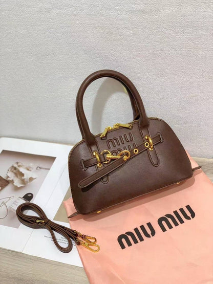 Miu Miu
90 dhs🇦🇪
Good Quality 
25 cm

Zain90
♥️♥️♥️