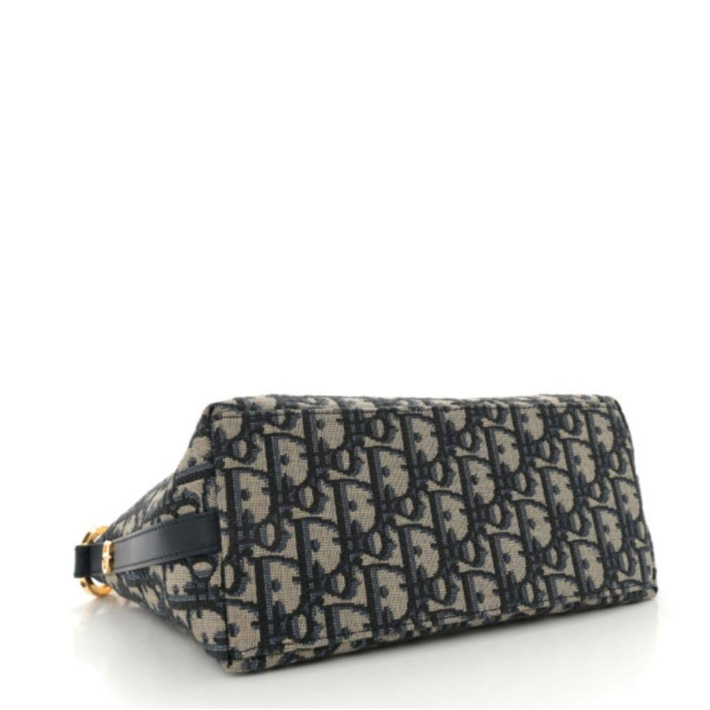 Dior
80 dhs🇦🇪

with box
🎁🎁🎁

size 24cm

Zain26
♥️♥️♥️