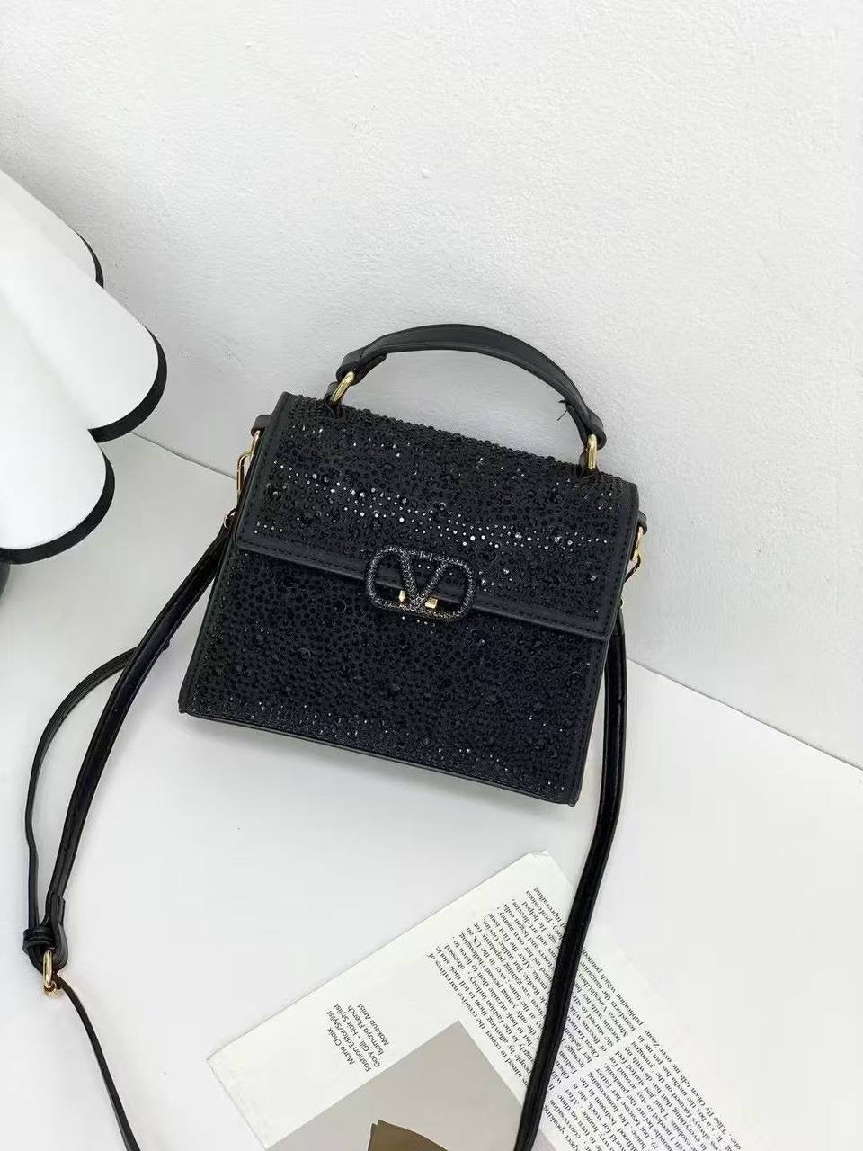 Valentino
GOOD QUALITY 
120 dhs🪙

Zain200
♥️♥️♥️