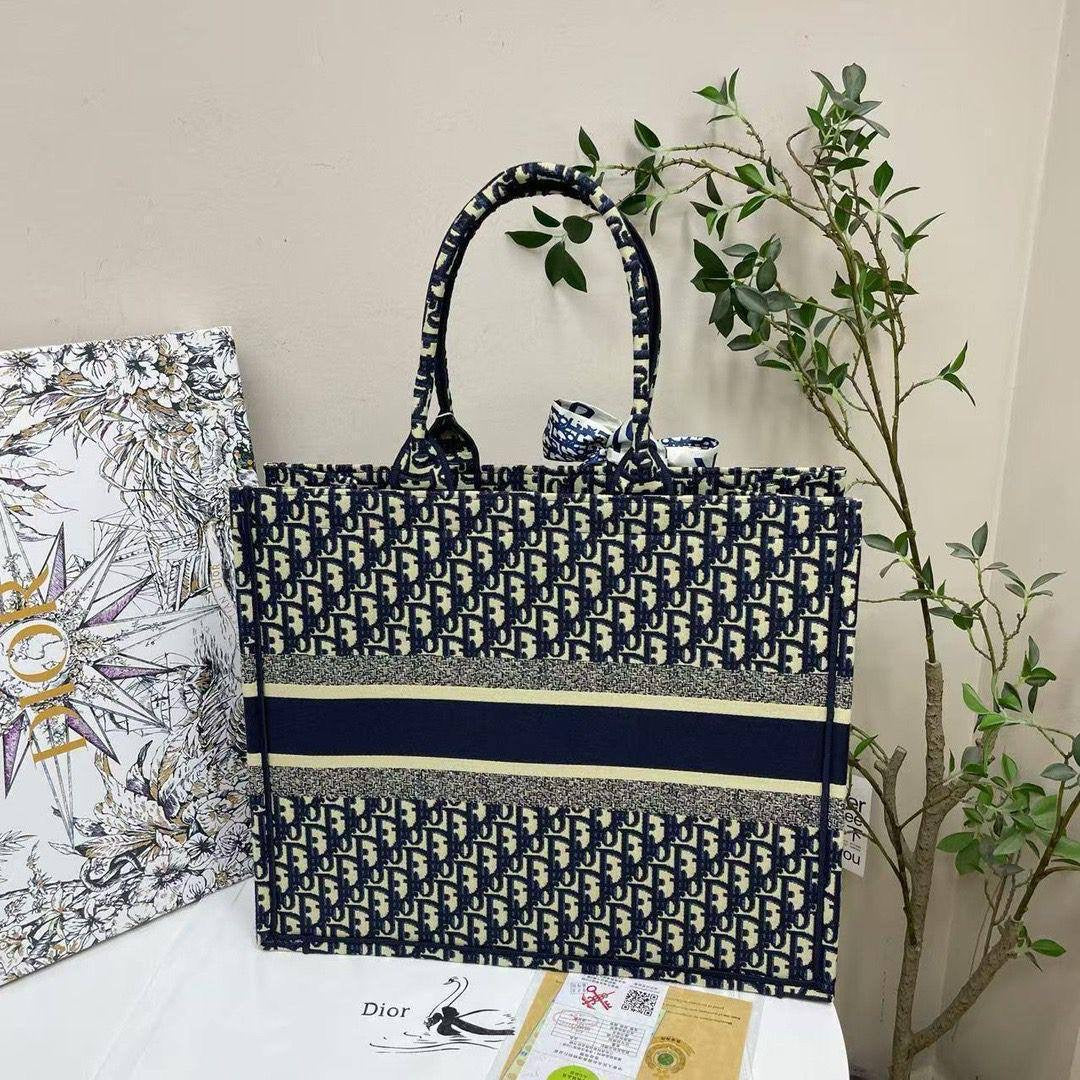 Dior
42*35*15.5cm

With start and scarf 

With box 
🎁🎁🎁

120  dhs🇦🇪

Zain17
♥️♥️♥️