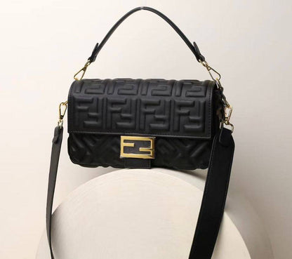 FENDI 

NEW CAME GOOD QUALITY 
WITH BOX 
🎁🎁🎁

100 dhs🇦🇪

SIZE: 26cm

Zain39
♥️♥️♥️