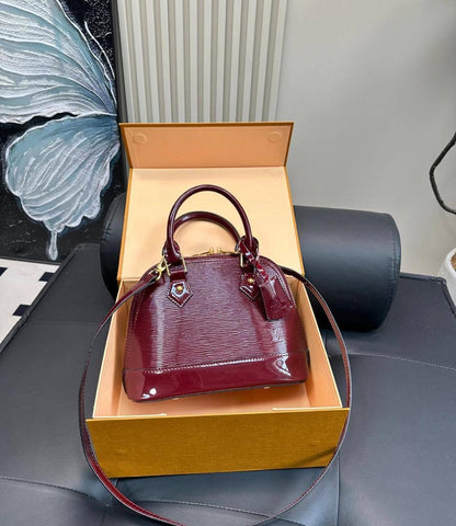 LV

90 dhs🇦🇪
Good quality 

with box
🎁🎁🎁

Zain35
♥️♥️♥️