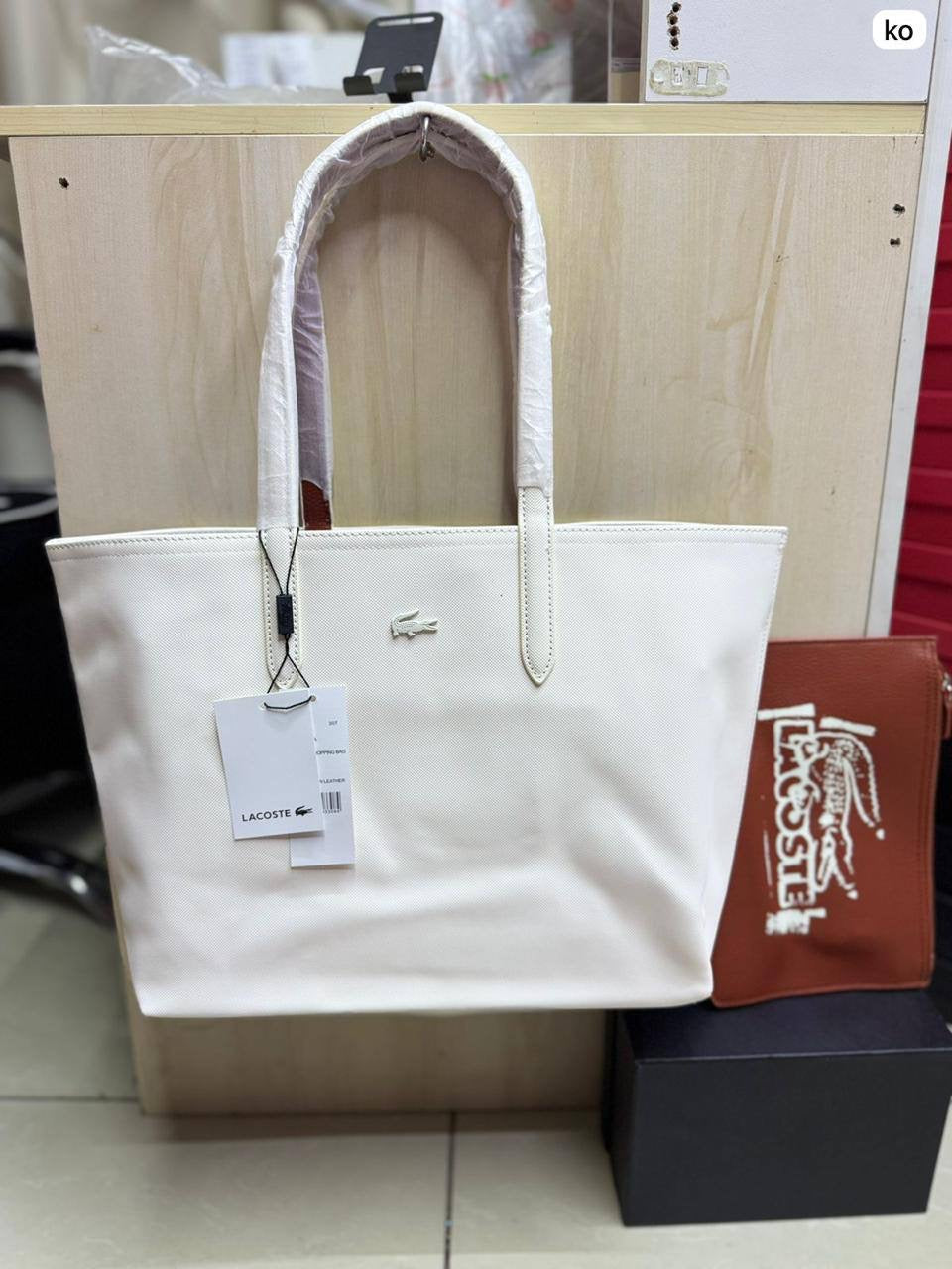 🌟 LACOSTE 🐊 New 2 in 1
Double-sided usable bag
Size: 47 * 29 cm
95 dhs🪙

Zain115
♥️♥️♥️