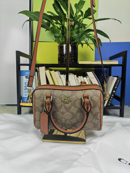 Coach
21*12*10cm
75 dhs🇦🇪

Zain17
♥️♥️♥️