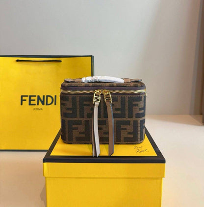 FENDI 

good quality

WITH BOX 
🎁🎁🎁

90 dhs🇦🇪

Zain39
♥️♥️♥️
