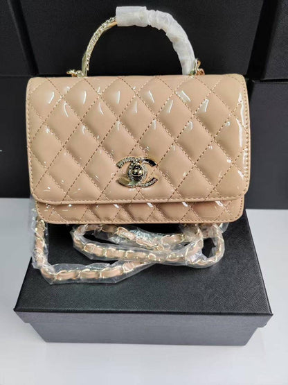 Chanel 24P
Size : 20 * 14 * 7 cm

95 dhs🇦🇪

with box 🎁

Zain115
♥️♥️♥️