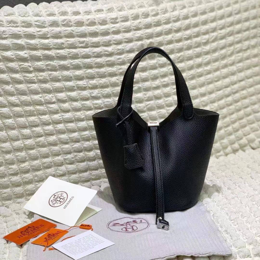 Hermes
SIZE  ……… 20CM 🥰
80 dhs🪙💕

with BOX🌷
🎁🎁🎁

Zain244
♥️♥️♥️