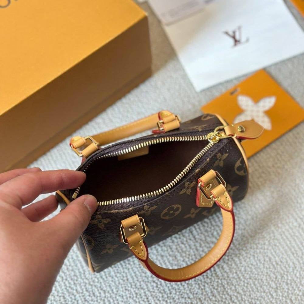 LV

80 dhs🇦🇪

with box
🎁🎁🎁

size 16×9×10cm

Zain42
♥️♥️♥️