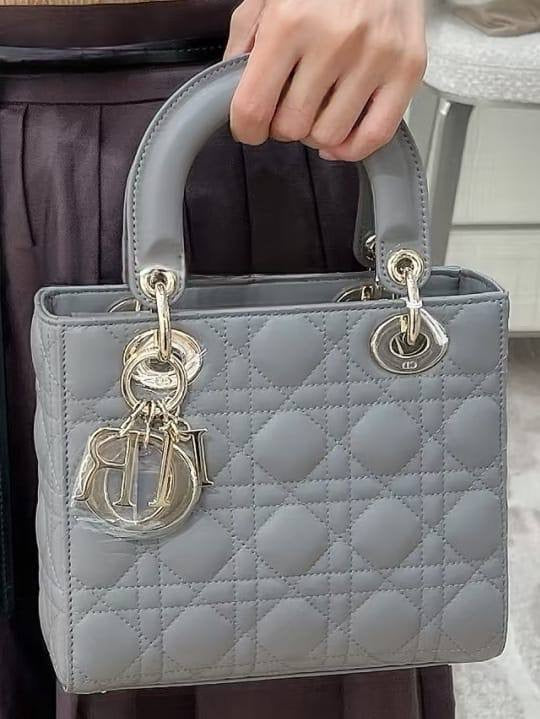 Dior 
Lady dior Medium
Size: 20cm
With box 
🎁🎁🎁

115 dhs🪙💕

Zain50
♥️♥️♥️