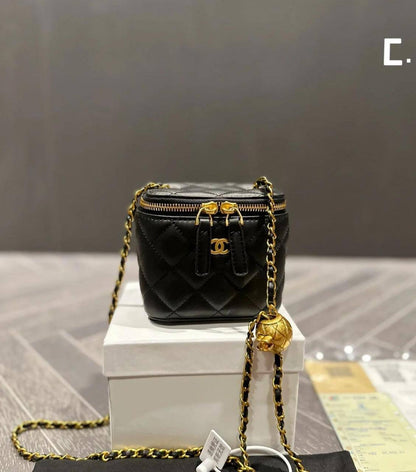 Chanel mini

Size :10 * 8 cm

95 dhs🇦🇪

with box 🎁

Zain115
♥️♥️♥️