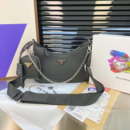 Prada

90 dhs🇦🇪

Good quality 
with box
🎁🎁🎁

Zain35
♥️♥️♥️
