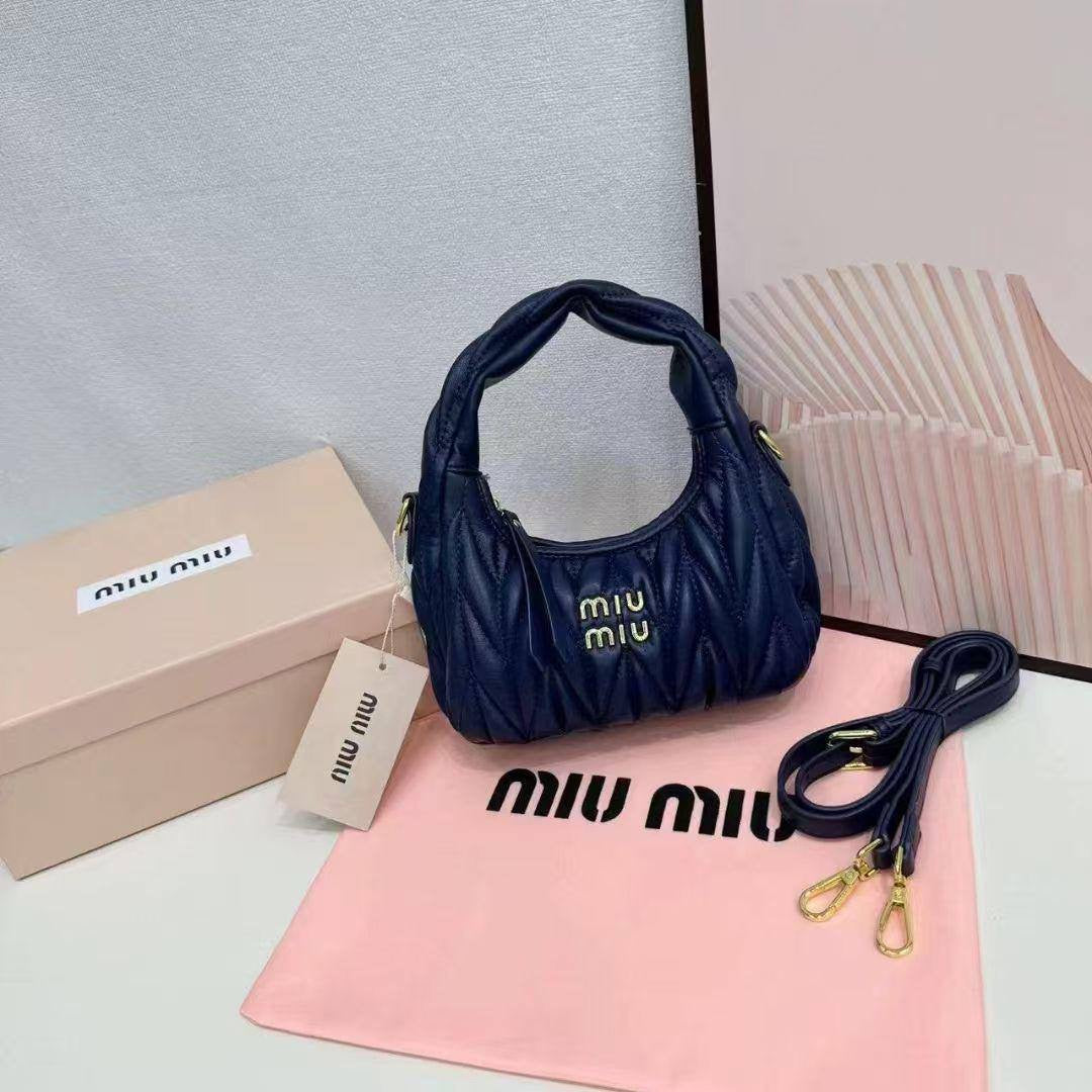 Miu Miu

with box
🎁🎁🎁

95 dhs🇦🇪
20 cm 

Zain253
♥️♥️♥️