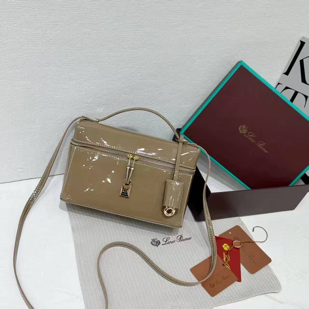 LORO PIANA GLOSSY 
GOOD QUALITY 

95 dhs🇦🇪

WITH BOX 
🎁🎁🎁

Zain28
♥️♥️♥️