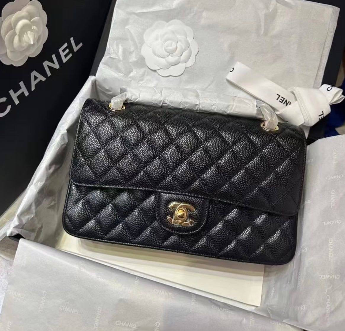 CHANEL

 COPY ONE 

NEW CAME WITH DOUBLE BOX 
🎁🎁🎁

250 dhs🪙💕
leather 

Zain39
♥️♥️♥️