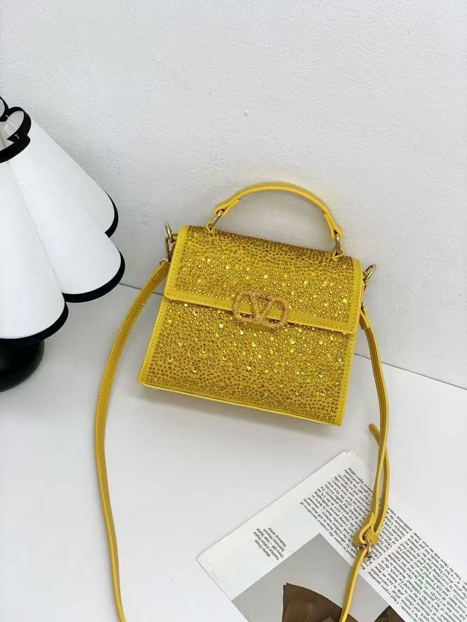 Valentino
GOOD QUALITY 
120 dhs🪙

Zain200
♥️♥️♥️