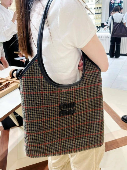 🎉 Offer 🎊  Miumiu ivy
Big Size : 36 * 31 cm
80 dhs🇦🇪

Zain115
♥️♥️♥️