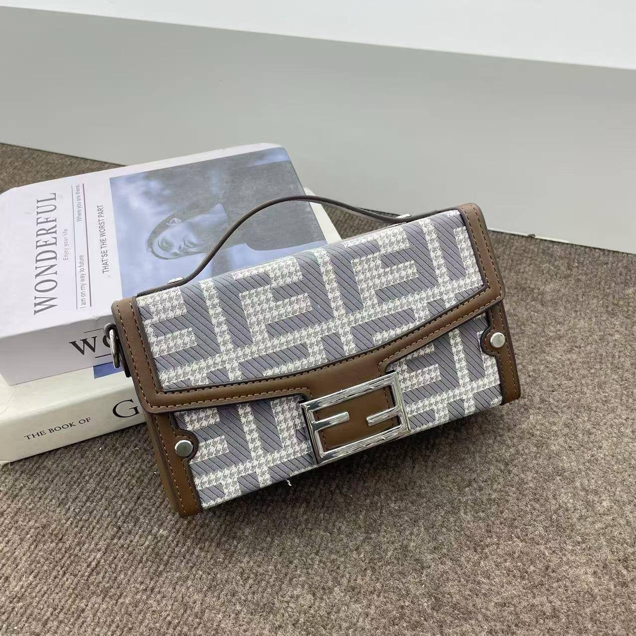Fendi
22*12*7cm
75 dhs🇦🇪

Zain17
♥️♥️♥️