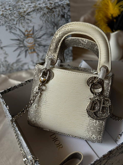 DIOR

17cm
350 dhs🇦🇪
Top quality 

With box
🎁🎁🎁

Zain167
♥️♥️♥️