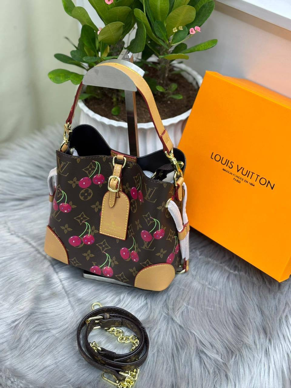 LV
SIZE……….  20 cm 
110 dhs🇦🇪

with BOX
🎁🎁🎁

Zain244
♥️♥️♥️