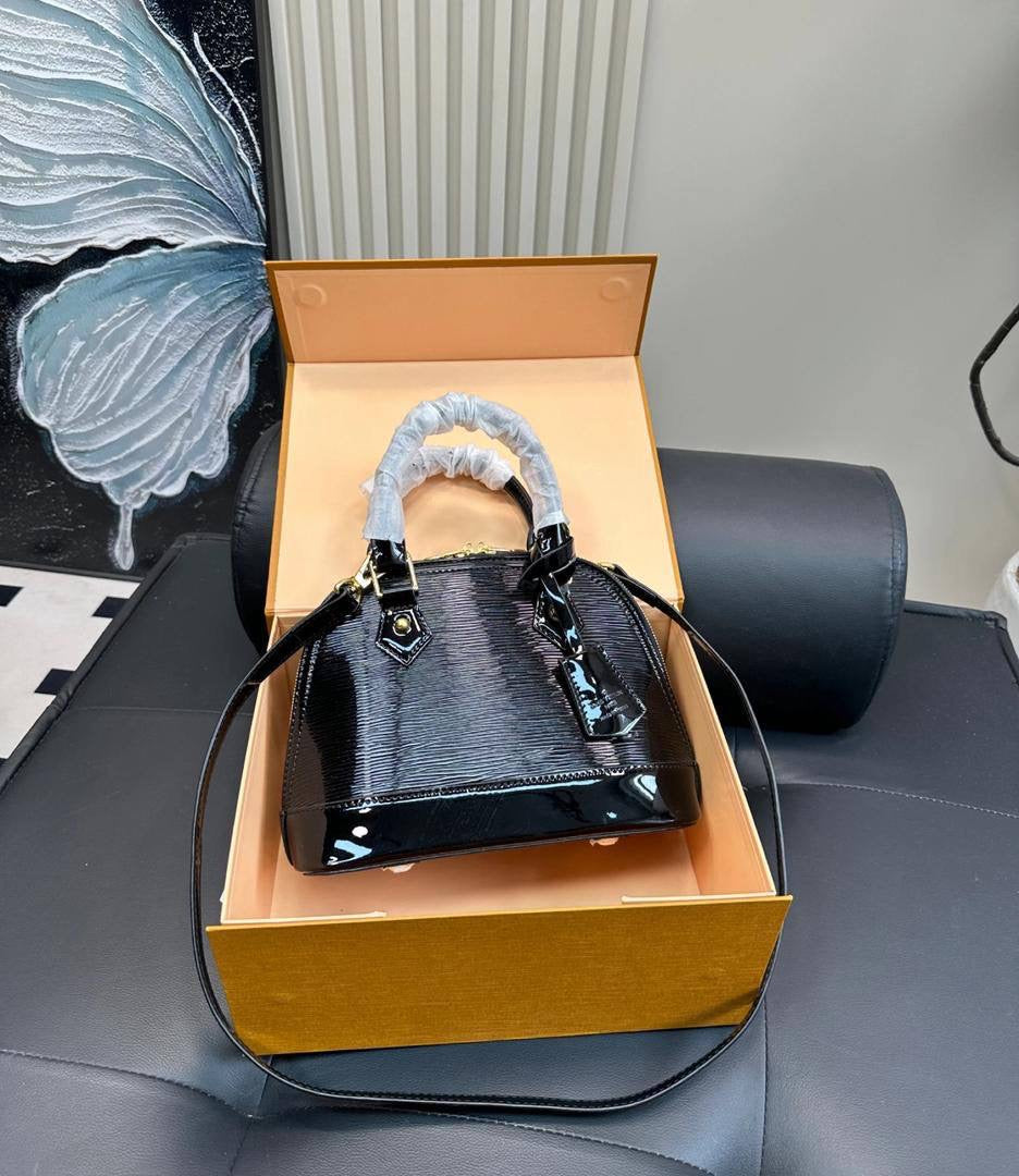 LV

90 dhs🇦🇪
Good quality 

with box
🎁🎁🎁

Zain35
♥️♥️♥️