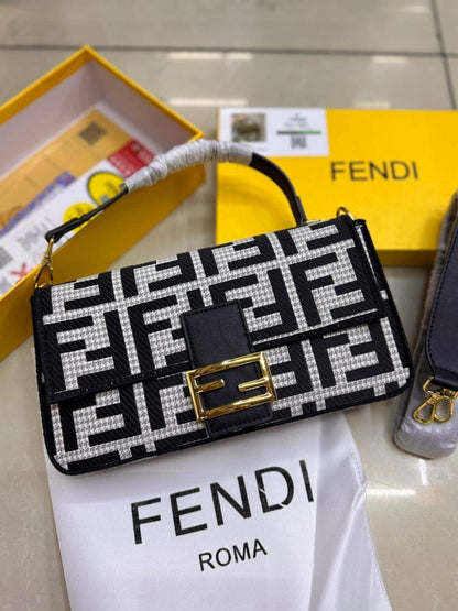 Fendi Baguette
Size : 26 *15 cm
95 dhs🇦🇪
with box 🎁

Zain115
♥️♥️♥️