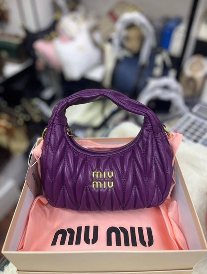 Miu Miu

With box 
🎁🎁🎁

95 dhs🇦🇪

Zain93
♥️♥️♥️