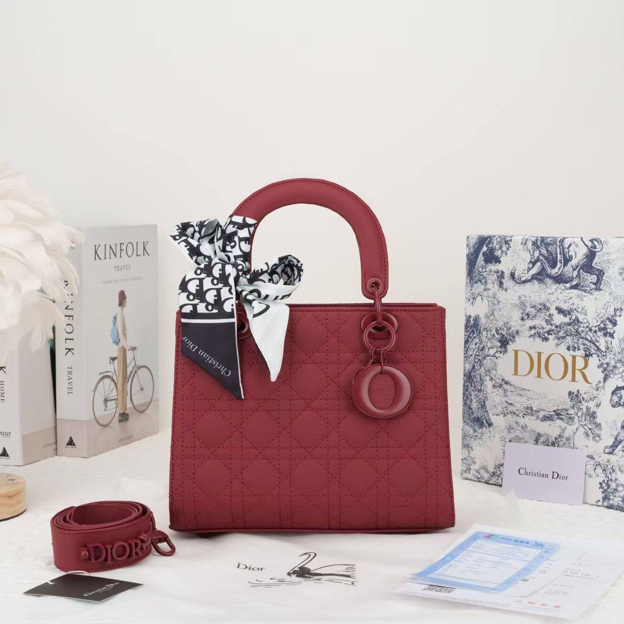 Dior
105 dhs🇦🇪
size：25cm
Good quality 

with box
🎁🎁🎁

Zain35
♥️♥️♥️