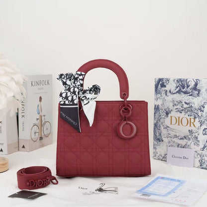 Dior
105 dhs🇦🇪
size：25cm
Good quality 

with box
🎁🎁🎁

Zain35
♥️♥️♥️