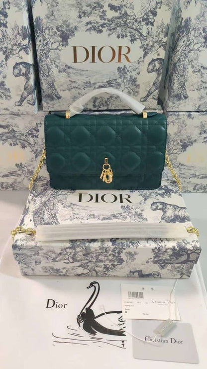Dior 
with box, 
🎁🎁🎁

105 dhs🇦🇪

Size 21*9*12cm

Zain161
♥️♥️♥️