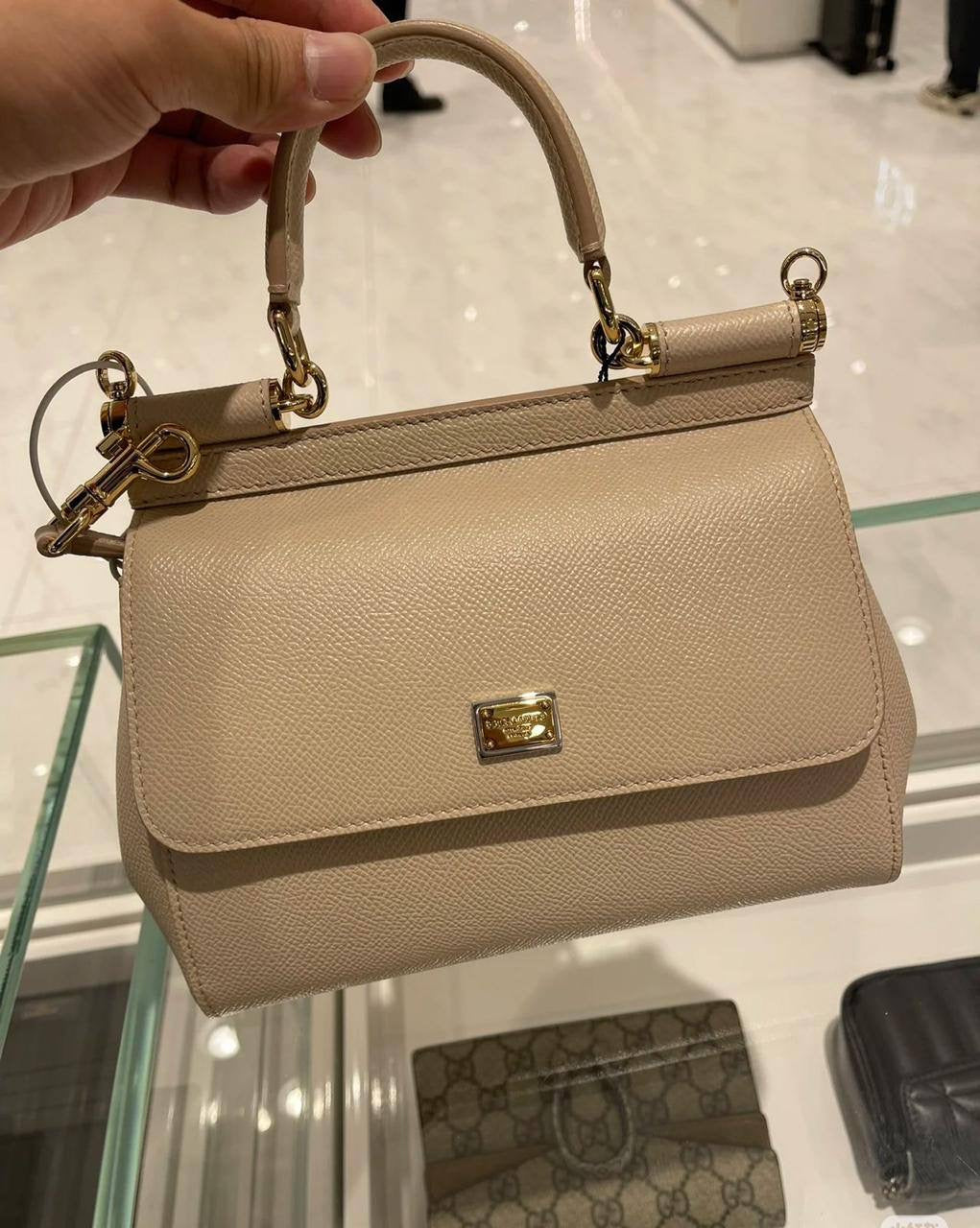 Dolce & Gabbana 
Size : 25 * 22 * 13 cm
120 dhs🇦🇪

with box 
🎁🎁🎁

Zain115
♥️♥️♥️