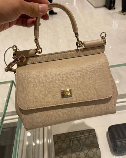 Dolce & Gabbana 
Size : 25 * 22 * 13 cm
120 dhs🇦🇪

with box 
🎁🎁🎁

Zain115
♥️♥️♥️