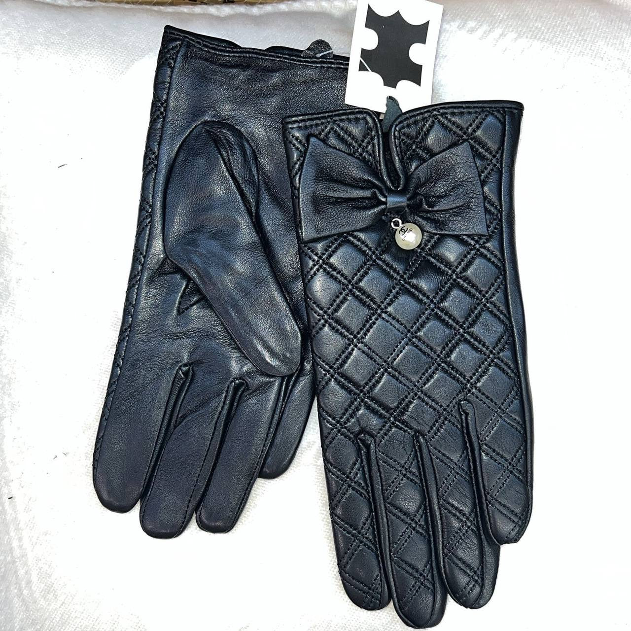 Women Gloves 
Free size 
80 dhs🪙

Zain88
♥️♥️♥️