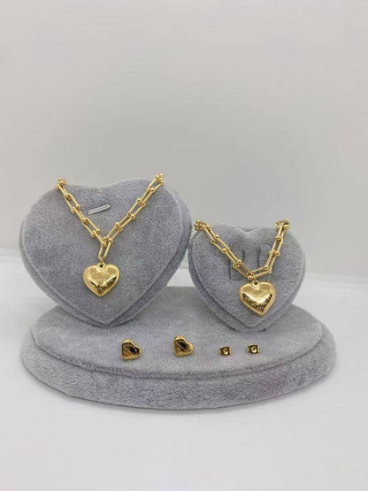 Stainless steel SET 
Necklace ❤️‍🩹
Earring 🍁
Bangle ❣️
With normal boxes 📦 
And paper bag 🛍️
50 dhs🇦🇪

Zain216
♥️♥️♥️