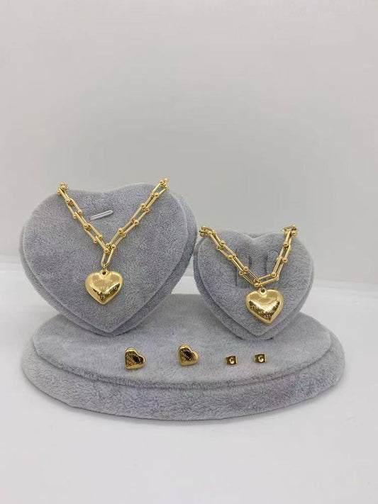 Stainless steel SET 
Necklace ❤️‍🩹
Earring 🍁
Bangle ❣️
With normal boxes 📦 
And paper bag 🛍️
50 dhs🇦🇪

Zain216
♥️♥️♥️