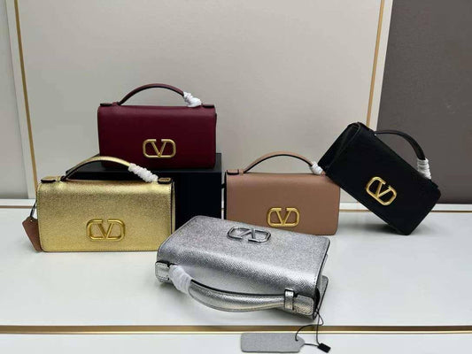 VALENTINO 

100 dhs🇦🇪

with box
🎁🎁🎁

Zain90
♥️♥️♥️
