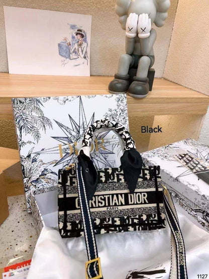 🎉 Offer 🎊 Tory buch / Dior / Coach
Size : 25 ~ 19 cm
75 dhs🇦🇪
with box 🎁

Zain115
♥️♥️♥️