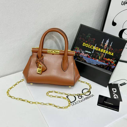 D&G 

120 dhs🇦🇪

With box 
🎁🎁🎁

Size 21cm

Zain161
♥️♥️♥️