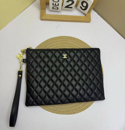 Clutch
65 dhs🇦🇪

with box
🎁🎁🎁

size 29×20cm

Zain213
♥️♥️♥️