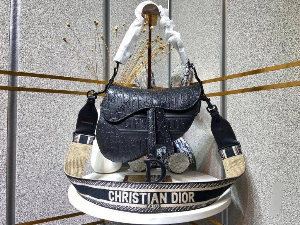 Dior Microbags
Size : 24 * 20 cm
90 dhs🪙
with box🎁

Zain115
♥️♥️♥️
