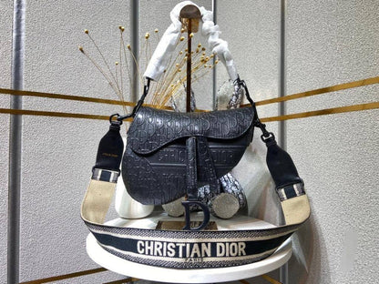 Dior Microbags
Size : 24 * 20 cm
90 dhs🪙
with box🎁

Zain115
♥️♥️♥️