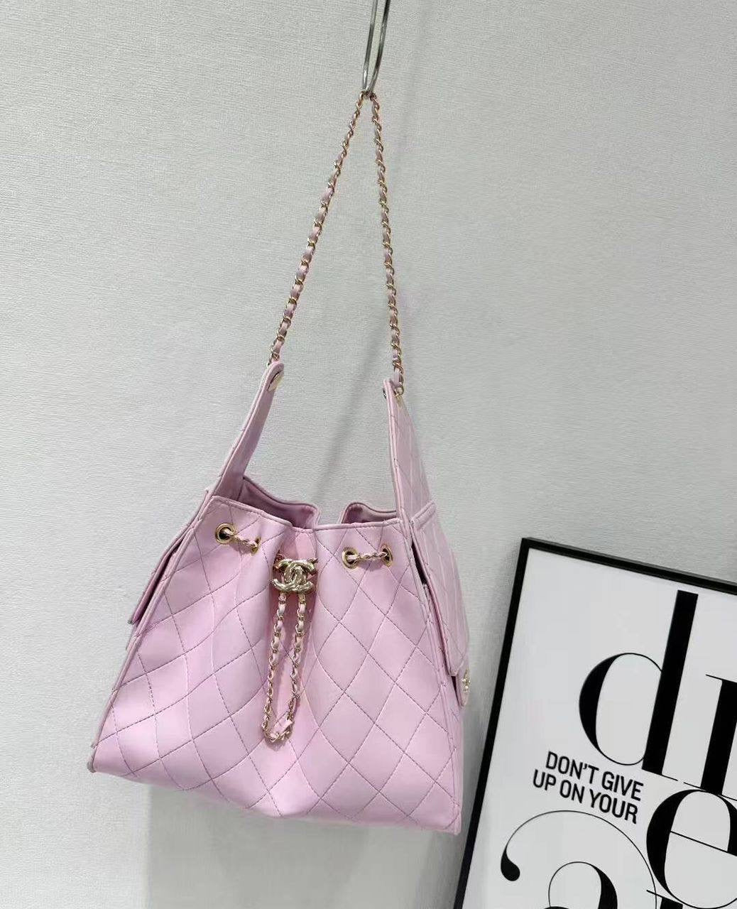 Chanel 
130 dhs🇦🇪
size 28×13×35cm

Zain42
♥️♥️♥️