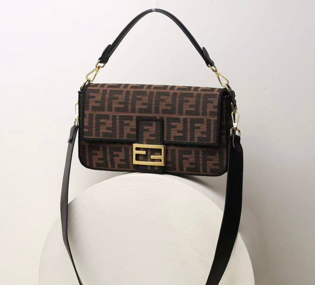 FENDI 

NEW CAME GOOD QUALITY 
WITH BOX 
🎁🎁🎁

100 dhs🇦🇪

SIZE: 26cm

Zain39
♥️♥️♥️