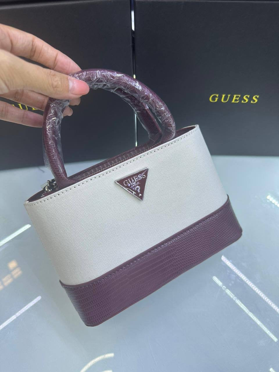 GUESS 
90 dhs🇦🇪

with box
🎁🎁🎁

Zain90
♥️♥️♥️