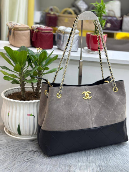 CHANEL  
SIZE  ……… 35 CM 
110 dhs🇦🇪

Zain51
♥️♥️♥️