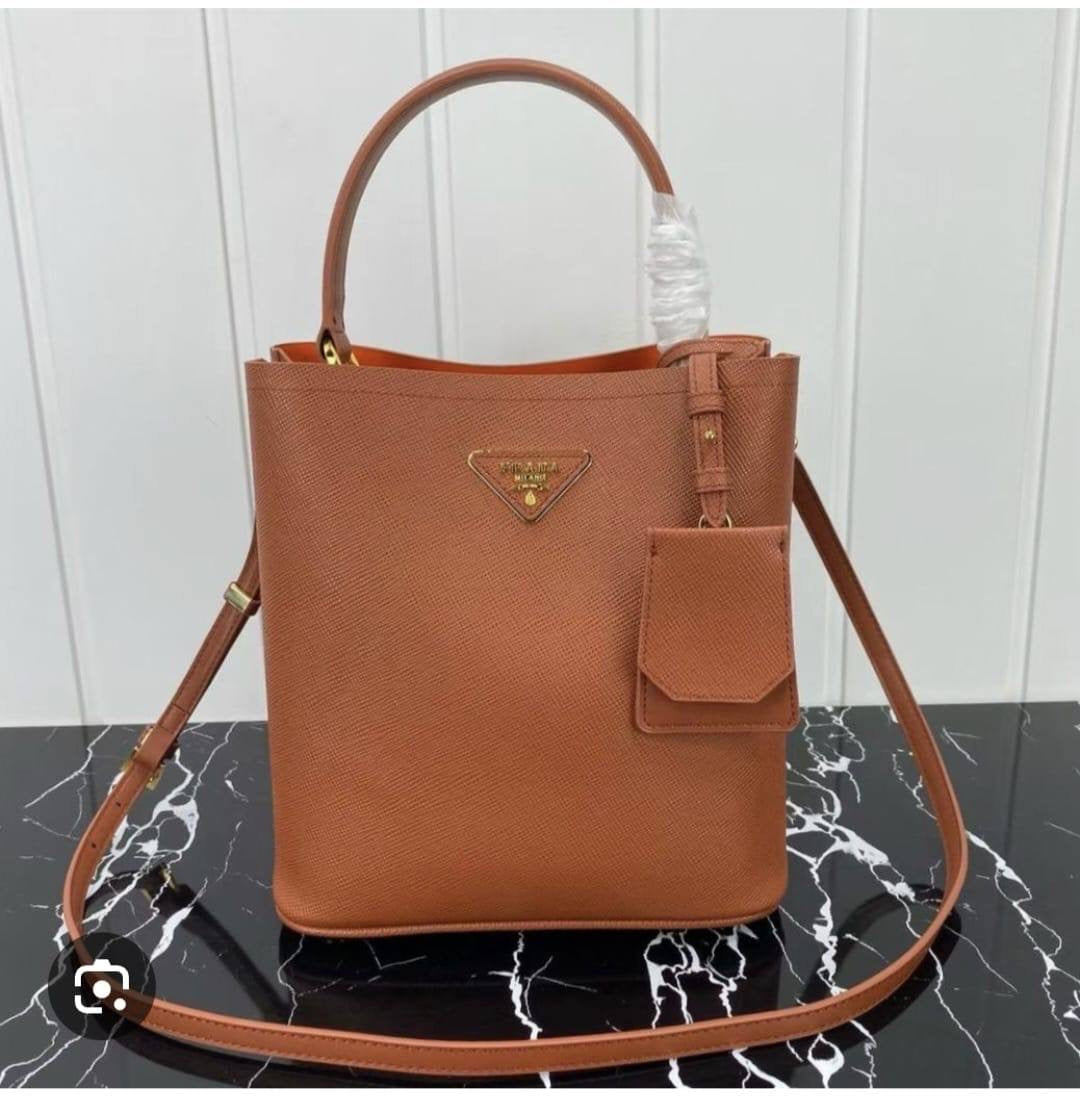 Prada

with box
🎁🎁🎁

105 dhs🇦🇪

Zain143
♥️♥️♥️