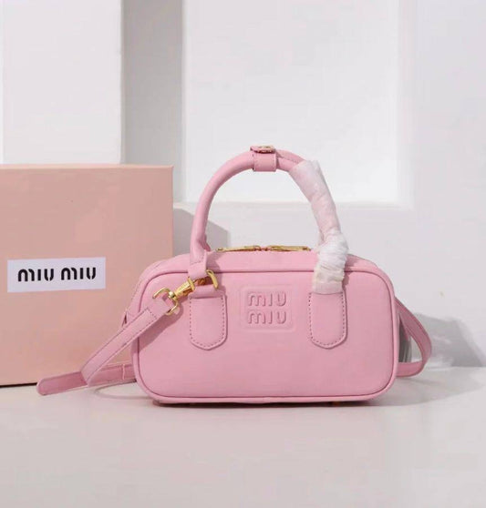 Miu Miu 

good quality, 

comes with box, 🎁

size  23* 13 cm 
100 dhs🇦🇪

Zain12
♥️♥️♥️