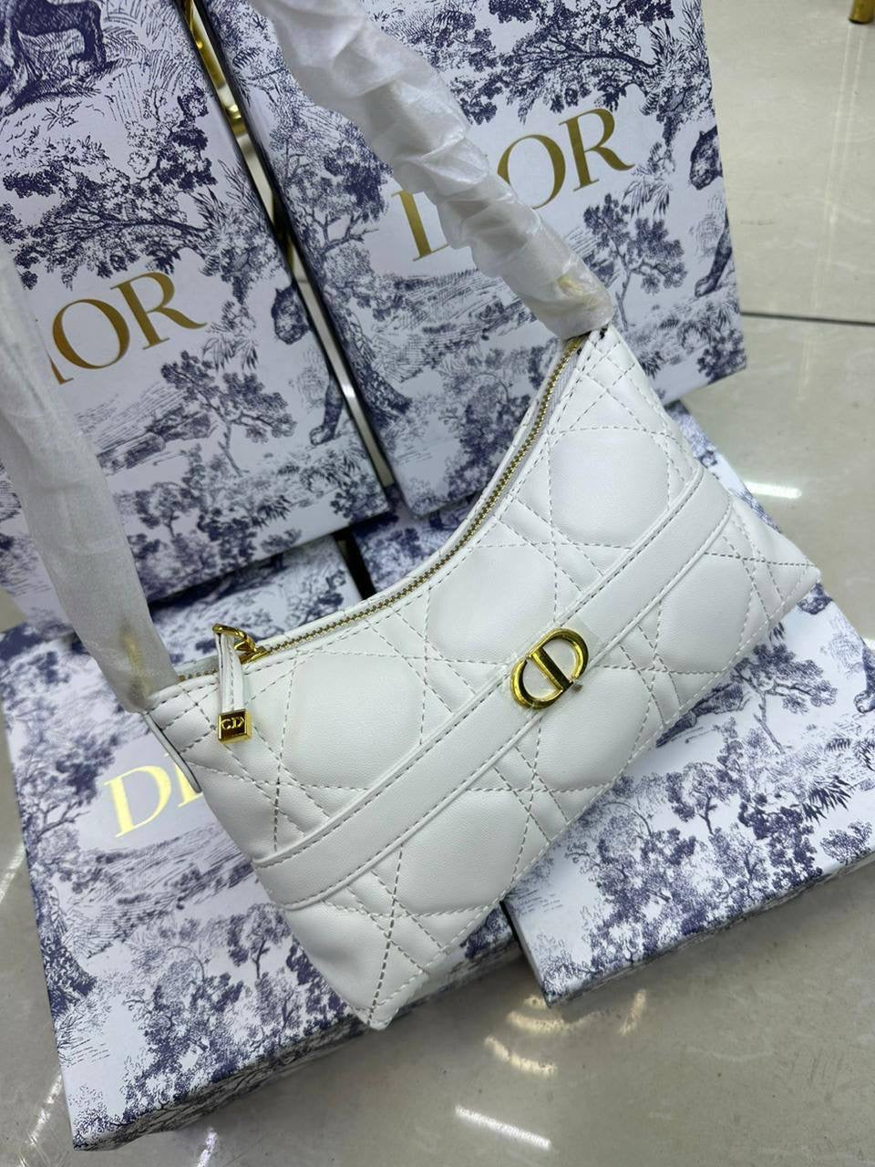 DIOR 
85 dhs🇦🇪

with box
🎁🎁🎁

Zain90
♥️♥️♥️