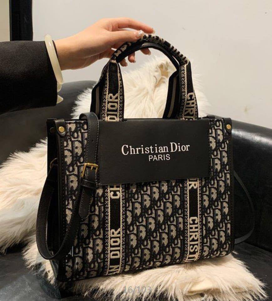 🎉 Offer 🎊 Tory buch / Dior / Coach
Size : 25 ~ 19 cm
75 dhs🇦🇪
with box 🎁

Zain115
♥️♥️♥️
