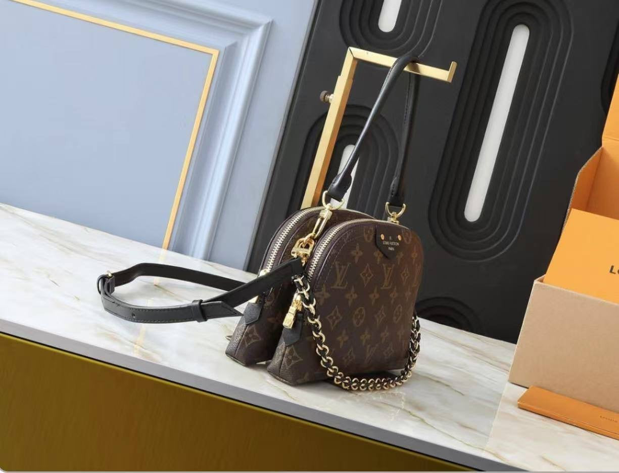 LV
90 dhs🪙💕
size 22cm

Zain26
♥️♥️♥️
